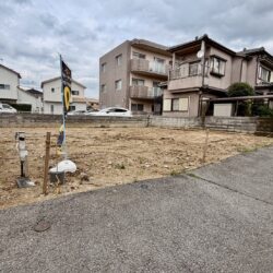 高低差のほぼ無いきれいな敷地です。外観
