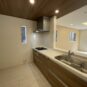 キッチン ポップアップ天井がオシャレなキッチンです。食洗機、水栓一体型浄水器、スリム型レンジフードが標準仕様です。