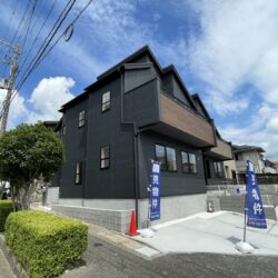 残り１棟になりました！南西角地で日当り良好♪黒を基調としたスタイリッシュな外観デザインです♪外観